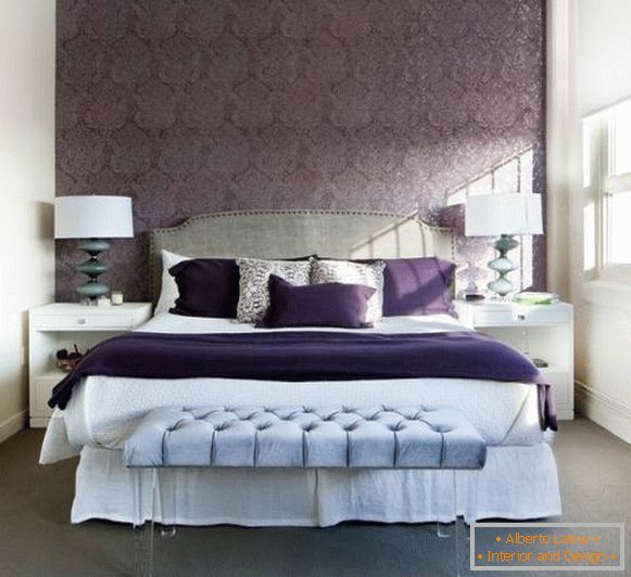 Conception de chambre à coucher dans des tons violets avec des détails bleus