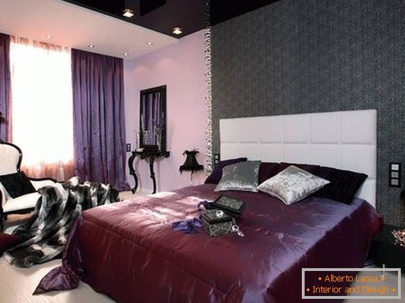 Chambre violette avec un plafond tendu gris foncé