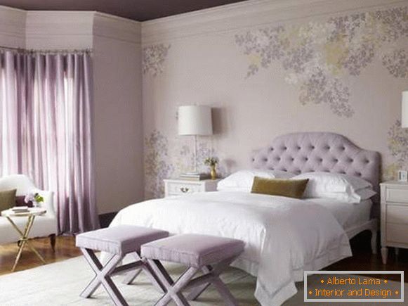 Papiers peints, rideaux et plafonds violets dans la chambre - photo