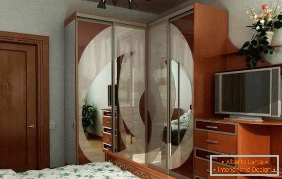Belle chambre à coucher pour dormir - photo de modèle d'angle avec TV