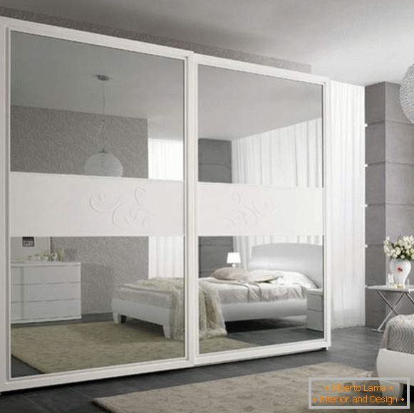 Chambre avec placard avec portes miroir - photo