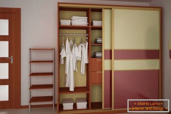 Portes en verre de couleur pour les armoires d'un compartiment - photo dans un intérieur