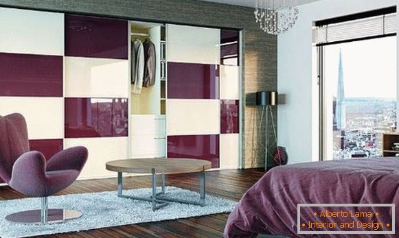 Chambre couleur lilas avec placard intégré