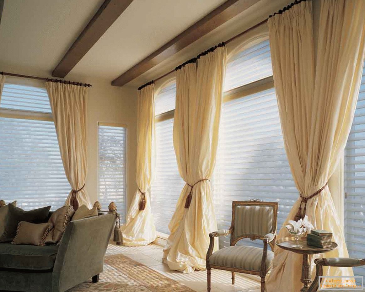 adorable-salon-rideaux-ensembles-avec-drop-plafond-design-et-brun-rideaux-aussi-canapé-lit-sur-tapis-et-deux-fauteuil-avec-bois-petite table