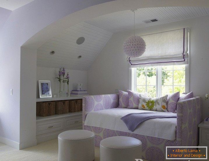Chambre confortable avec une arche de couleur blanc lilas