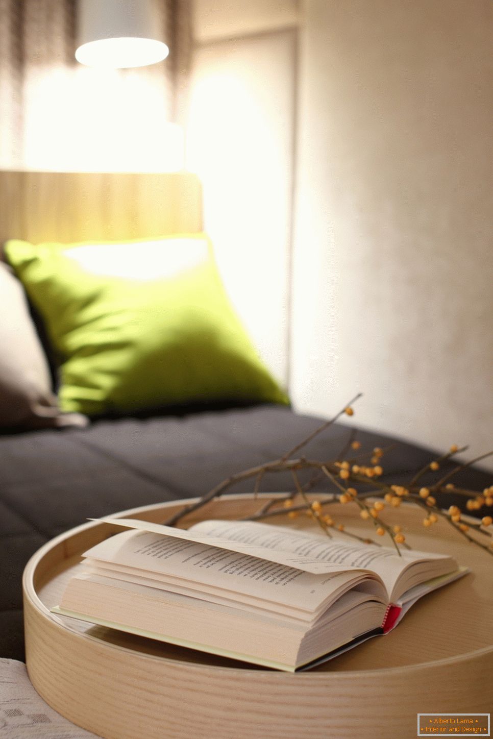 Table de lecture sur le lit