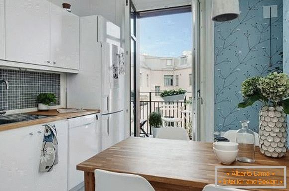 Cuisine avec balcon dans un appartement d'une pièce de style scandinave