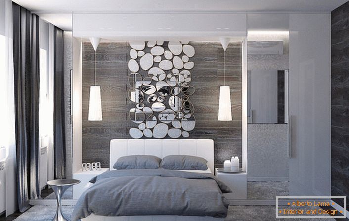 Le mur au-dessus de la tête du lit est orné d’un élégant collage de miroirs de forme ovale.