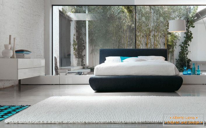 Для оформления уютной спальни хай-тек использовано минимум мебели. En tête de la composition se trouve un lit bas.