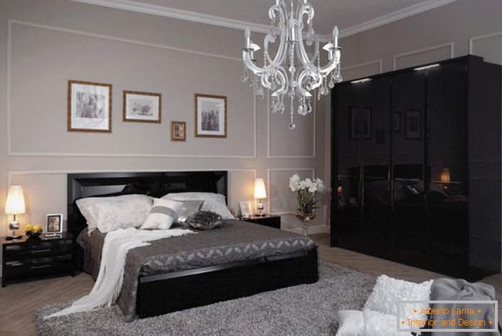 Une chambre confortable et élégante dans un style high-tech, dans des tons gris clair, avec un mobilier noir contrastant.