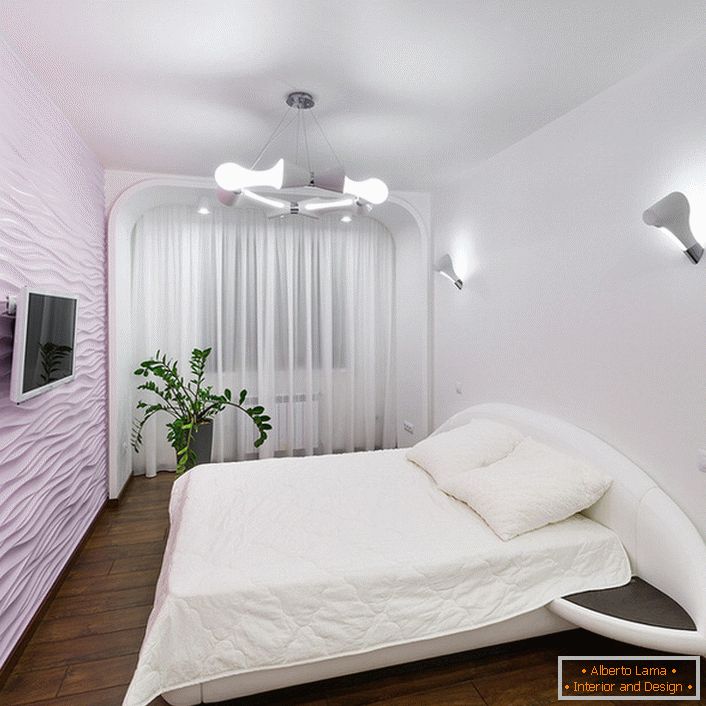 La chambre est de haute technologie dans des couleurs claires et douces sans meubles supplémentaires.