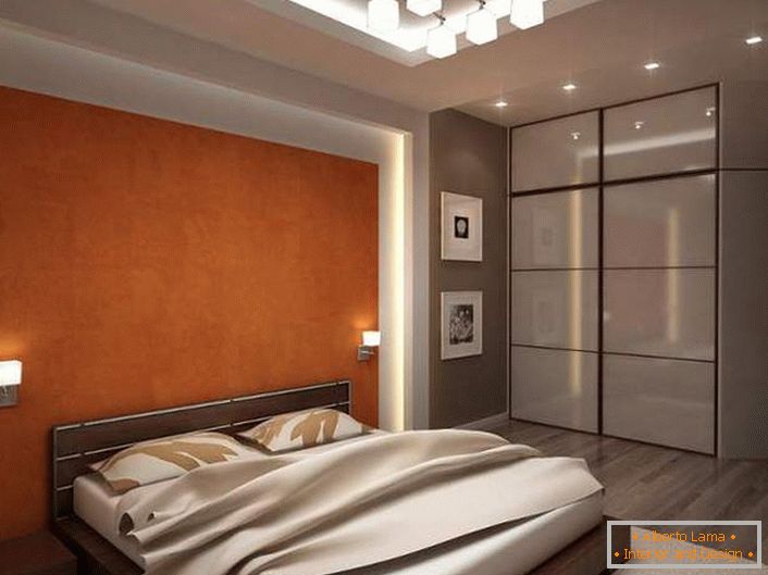 La chambre fonctionnelle avec un éclairage bien choisi est réalisée dans des tons gris et beige clair. 