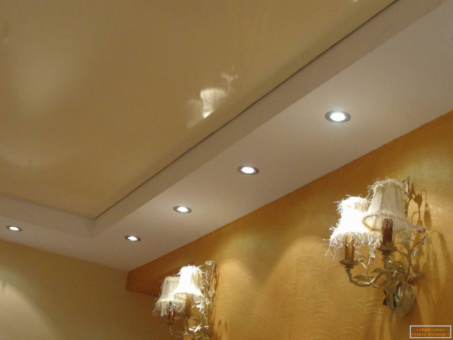 Le plafond est un abat-jour beige avec un éclairage bien choisi.