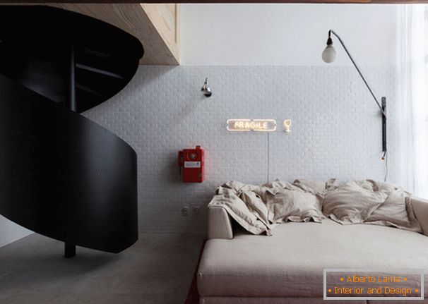 Canapé pliant dans le design intérieur d'un petit appartement
