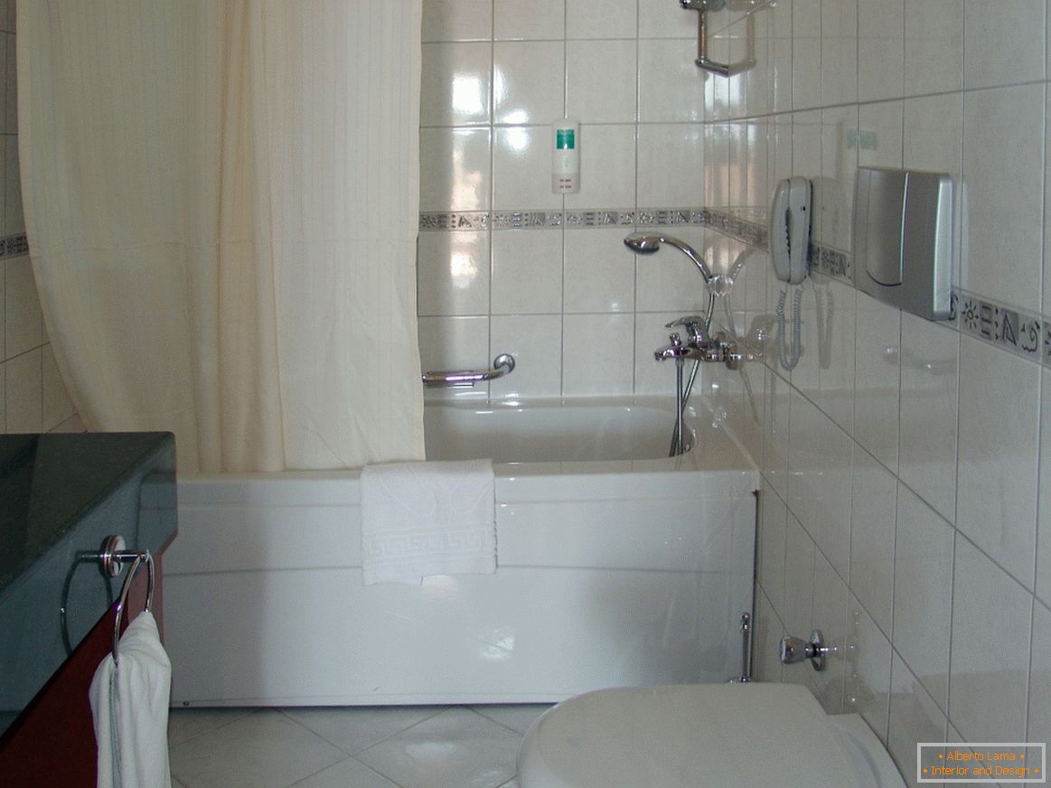 Intérieur d'une petite salle de bain combinée