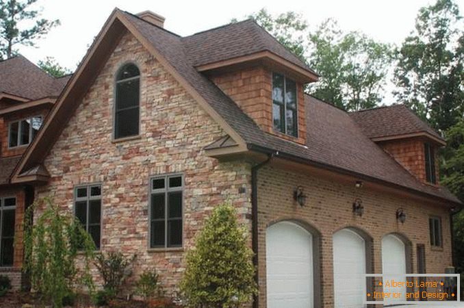 Photo de la façade de la maison avec différents matériaux de parement
