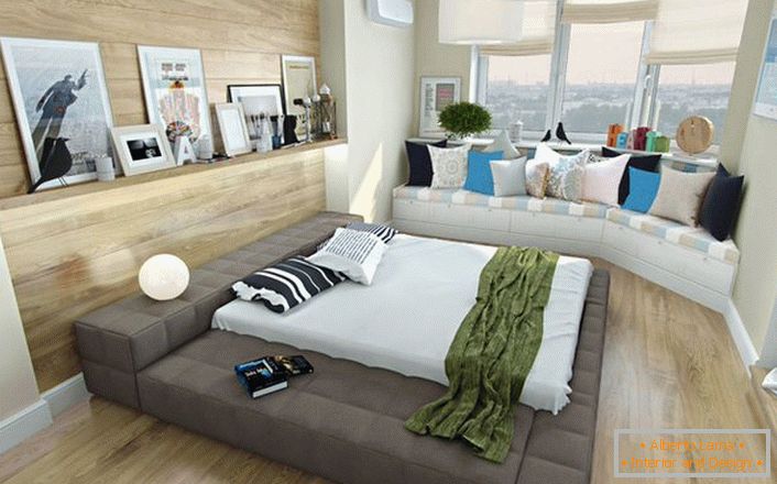 Une solution intéressante pour une chambre de style scandinave est un petit canapé sous la fenêtre, décoré avec des oreillers lumineux. 