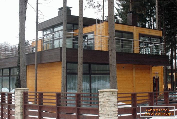 Un exemple de la conception correcte d'une petite maison dans le style de la haute technologie.