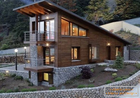 Une maison en bois de deux étages et un sous-sol en pierre sur la photo