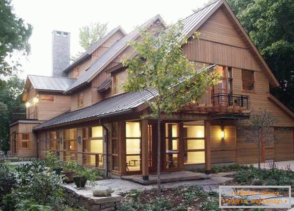 Grande maison en bois - photo à l'extérieur avec bardage