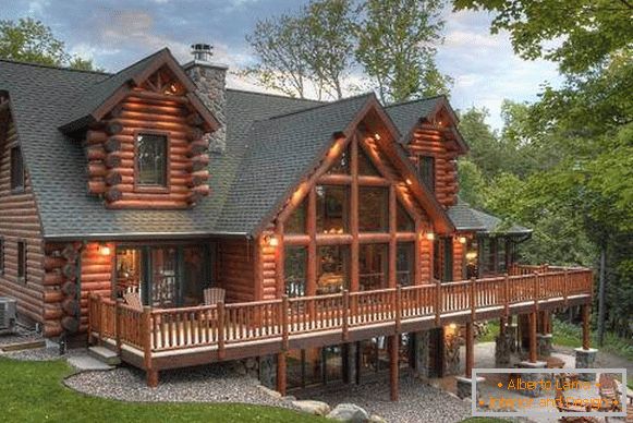 Maisons en bois de luxe d'une poutre dans une photo