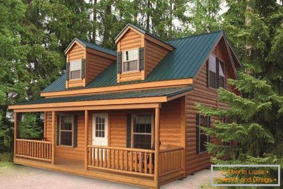 Maisons en bois peint - photo avec un toit vert