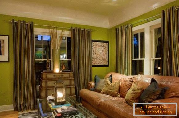 Petit salon avec des murs verts
