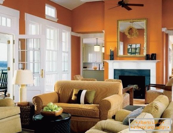 Murs orange dans le salon