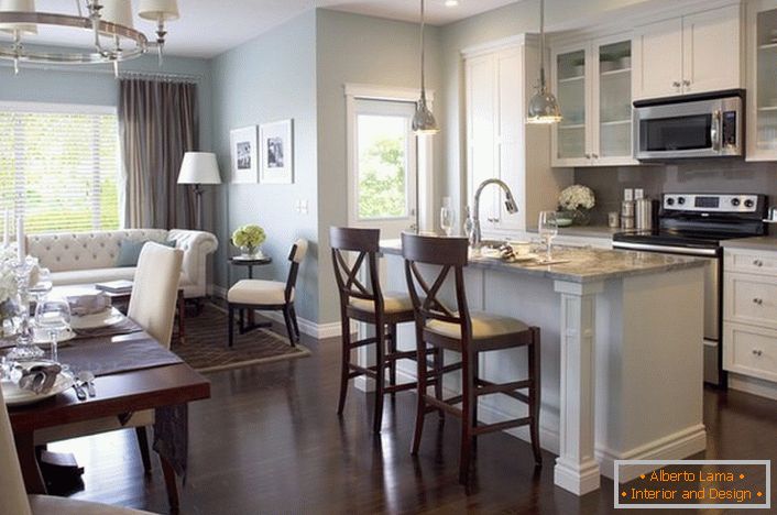 Choisis dans le style de l'aire de loisirs, les meubles de cuisine ne gâchent pas l'ambiance générale d'un salon spacieux.
