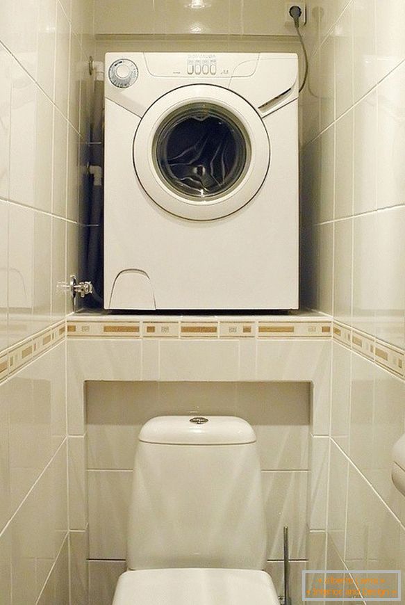 Petite toilette avec machine à laver