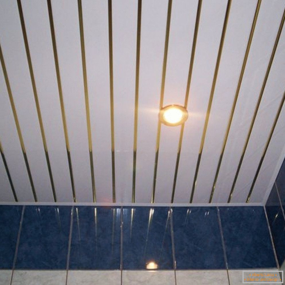 Salle de bain avec plafond en PVC