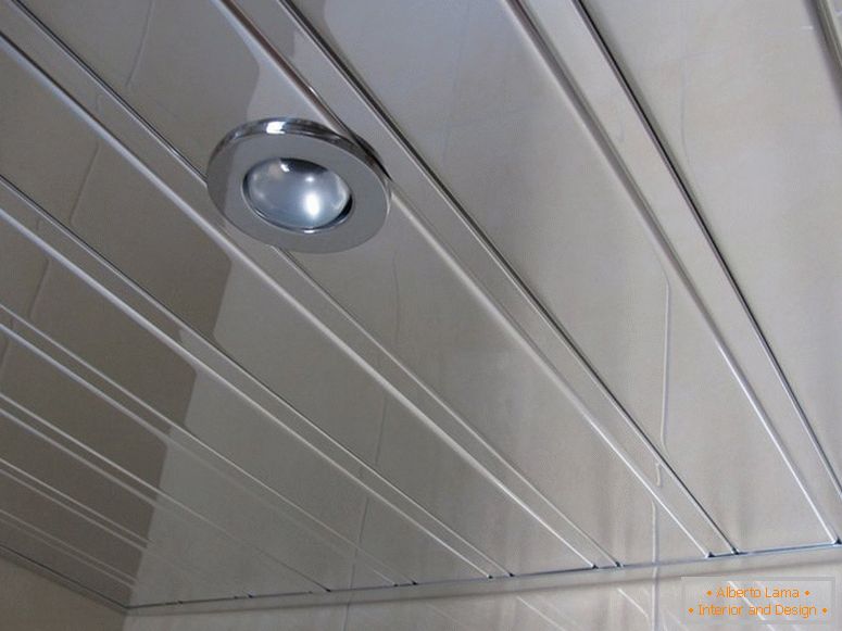Rack-plafond en aluminium dans la salle de bain