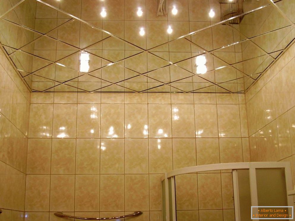 Plafond miroir dans la salle de bain