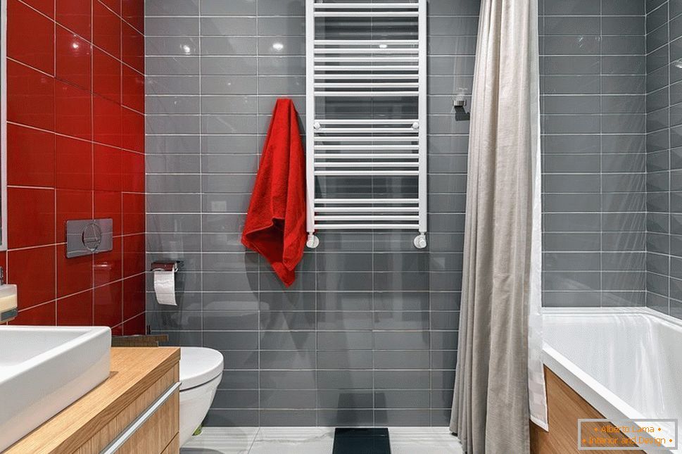 Murs gris-rouge dans la salle de bain