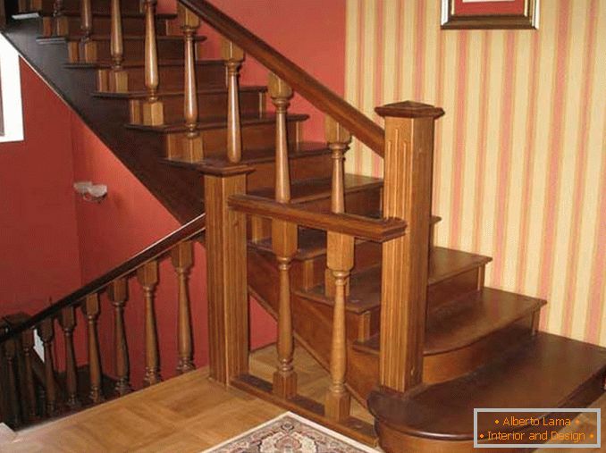 Intérieur de l'escalier dans une petite maison privée, фото 8
