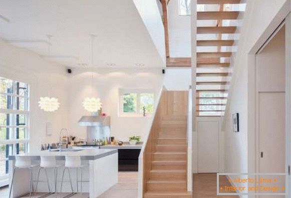 Design et intérieur de cuisine dans une maison privée avec une grande fenêtre