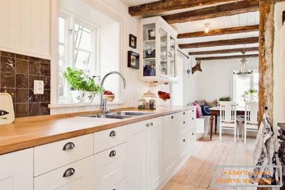 Un intérieur confortable d'une petite cuisine dans une maison privée