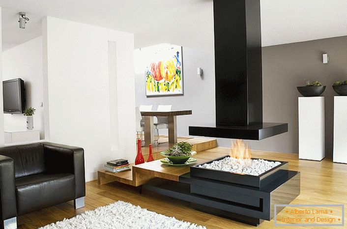 Une élégante cheminée moderne de haute technologie divise le salon et la salle à manger en un salon spacieux.