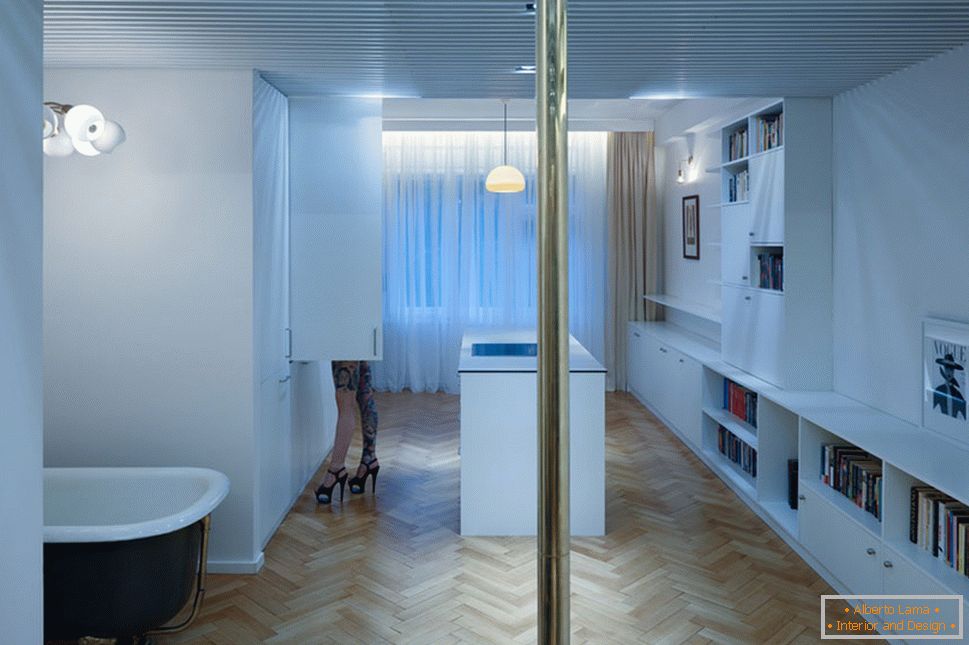 Design moderne d'un petit appartement - fenêtre panoramique et système de chauffage au plafond
