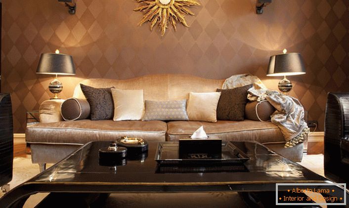 Salon luxueux dans le style art déco avec un éclairage bien choisi. Le mobilier élégant est décoré avec une sorte de détail décoratif ressemblant au soleil. 