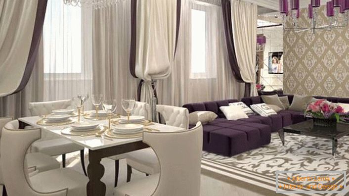 De lourds rideaux sur les fenêtres en combinaison avec des meubles en lilas blanc doux se combinent pour recréer l'intérieur dans le style Art déco. Selon le style, l'éclairage est également sélectionné. Le lustre de plafond est décoré avec les mêmes nuances brillantes de violet foncé.