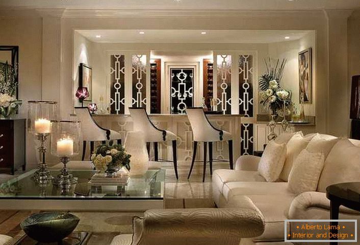 Un style d'art déco modérément réservé a été utilisé pour décorer un grand salon dans une maison de campagne. Les meubles de couleur ivoire avec des éléments de bois de wengé dans une composition unique semblent élégants et inégalés. 