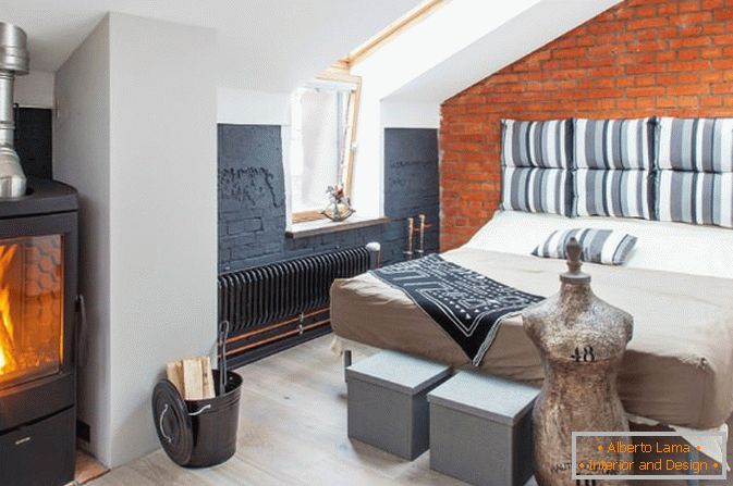 Chambre avec une petite cheminée dans le style loft
