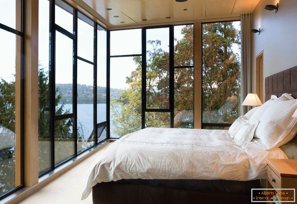 Chambre avec fenêtres panoramiques