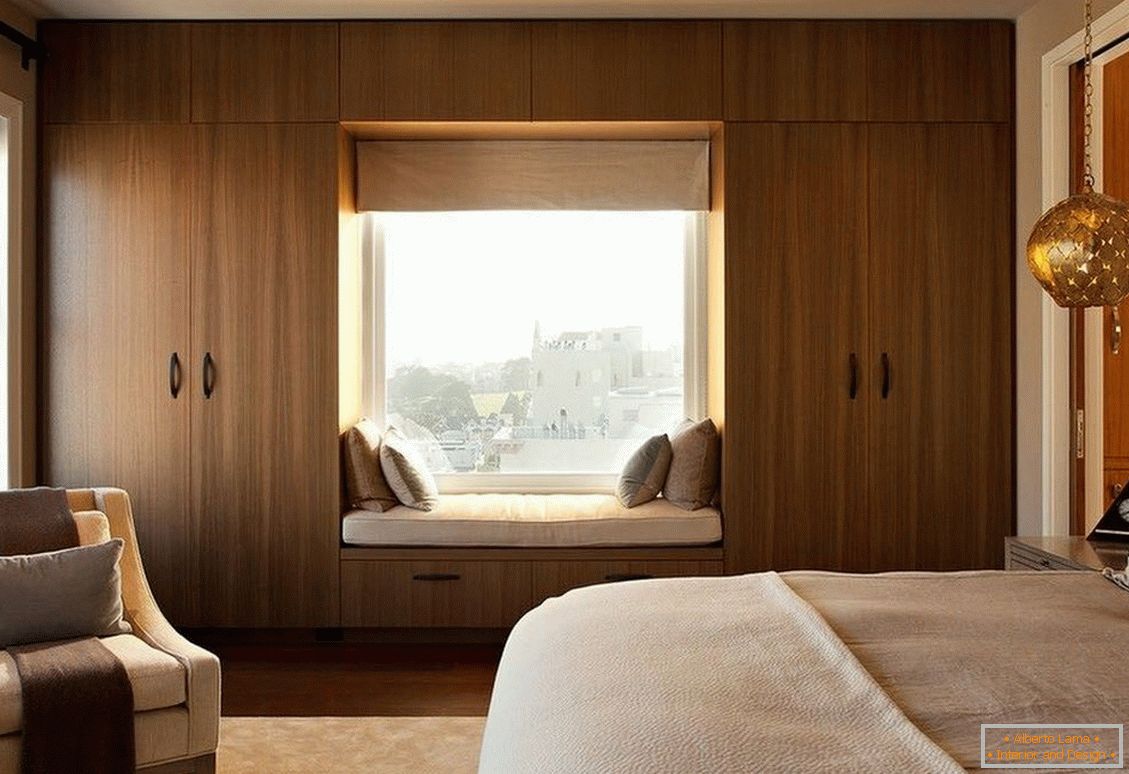 Design de chambre à coucher avec deux fenêtres
