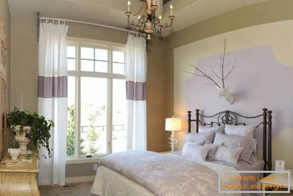 Rideaux lumineux dans la chambre dans le style de la Provence en couleur blanche et lilas