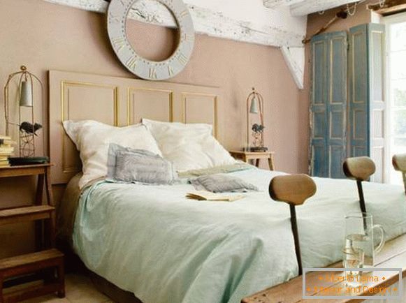 Une petite chambre dans le style provençal - une photo d'un intérieur créatif