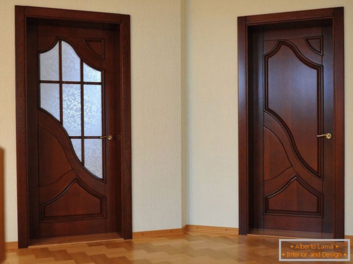 Portes dans le style Art Nouveau dans le hall d'une maison de campagne. Certains mènent au salon, d'autres à la salle de bain.