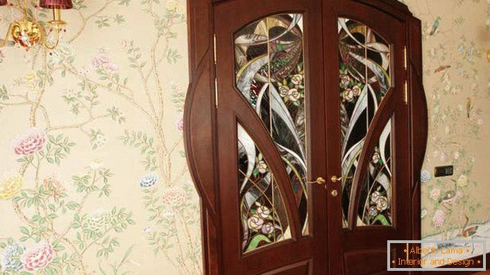 L'une des exigences du style moderniste est la naturalité des matériaux utilisés. Les portes intérieures en bois de wengé naturel sont décorées de jolis vitraux. 