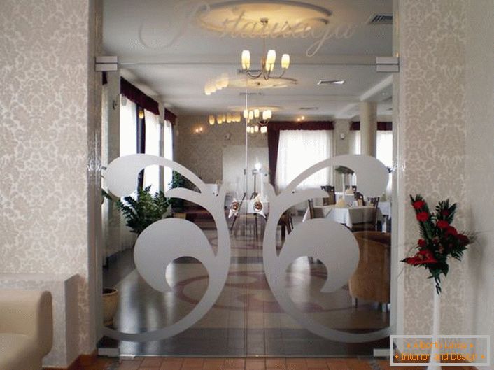 Les portes en verre de style Art Nouveau sont décorées d'un motif orné symétrique argenté. Un détail original pour un intérieur moderne. 